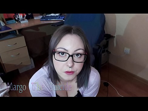 ❤️ Σέξι κορίτσι με γυαλιά πιπιλίζει Dildo βαθιά στην κάμερα ❌ Πόρνο ☑